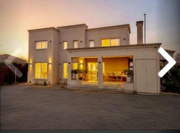 Casa · 290m² · 4 Dormitorios · 2 Cocheras · Terravista Gral. Rodriguez Casa en Alquiler