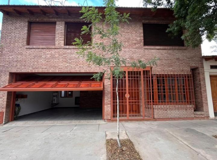 Casa · 164m² · 8 Ambientes · 2 Cocheras