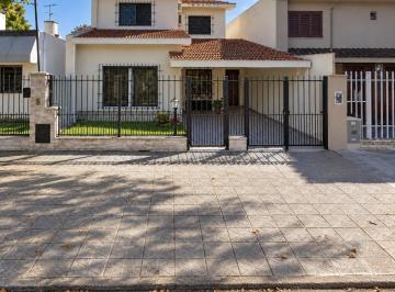 rs:ezfm5v5l6rj27041kyz2q6ez · Casa Multifamiliar de 2 Plantas con Jardín y Cochera en Munro