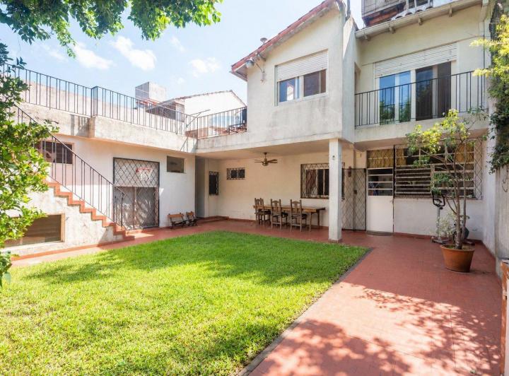 Casa · 227m² · 8 Ambientes · 1 Cochera