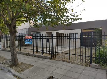 Casa · 102m² · 6 Ambientes · 1 Cochera · Alquiler | Casa 3 Dorm. | Barrio Chateau Carreras