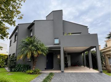 Casa · 670m² · 4 Dormitorios · 1 Cochera · Casa en Yerba Buena
