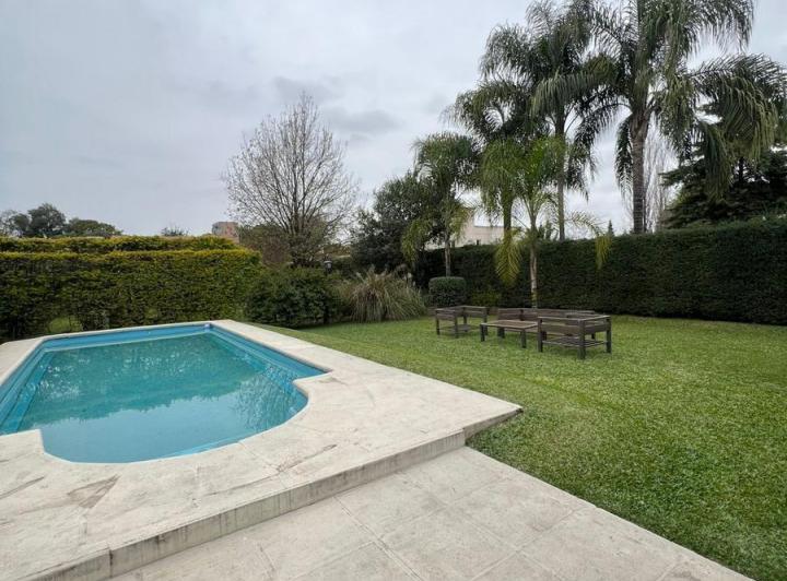 Casa · 670m² · 4 Dormitorios · 1 Cochera