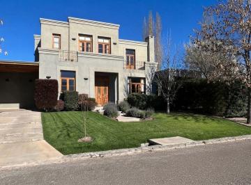Casa · 350m² · 8 Ambientes · 2 Cocheras · Venta Casa Chacras de Coria 4 Dorm. Privado