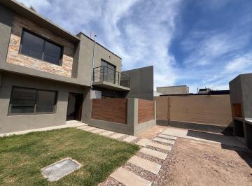 Casa · 96m² · 2 Dormitorios · 1 Cochera · Alquiler Duplex en Guaymallén