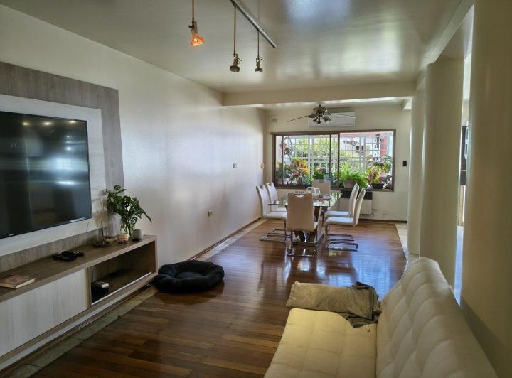 Casa · 380m² · 9 Ambientes · 2 Cocheras