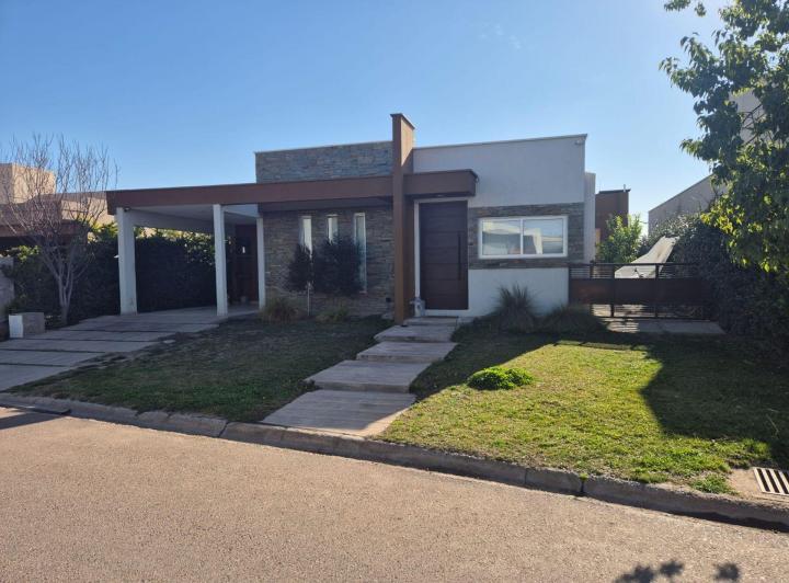 Casa · 190m² · 6 Ambientes · 1 Cochera