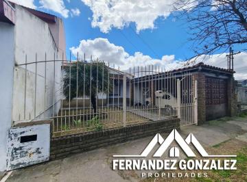 Casa de 3 ambientes, Lomas de Zamora · Casa de 105 m² con 2 Dorm., Entrada de Auto y Fondo Libre en Venta en Banfield