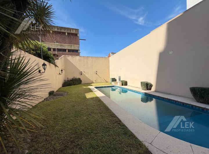 Casa · 190m² · 6 Ambientes · 2 Cocheras