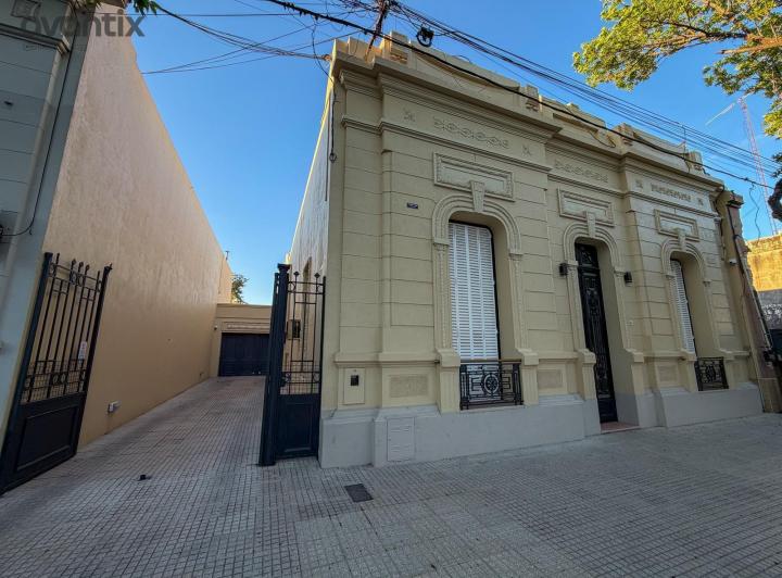 Casa · 8 Ambientes · 4 Cocheras