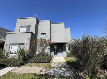 Casa · 176m² · 5 Ambientes · 1 Cochera · Casa en Venta en Ayres Plaza
