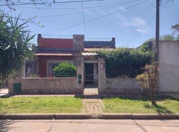 Casa · 109m² · 5 Ambientes · Casa Al Frente con Retiro de Jardin 2 Ingresos 2 Dorm. Patio y Terraza Posibilidad de Ampliaci