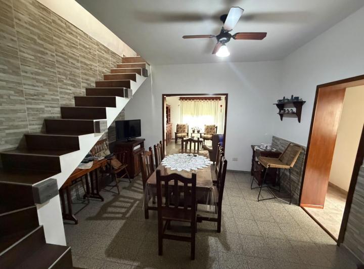 Casa · 166m² · 8 Ambientes · 1 Cochera