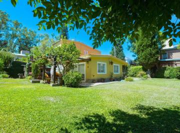 Casa · 145m² · 4 Ambientes · 1 Cochera · A m de Rio Jardin Enorme Baigorria