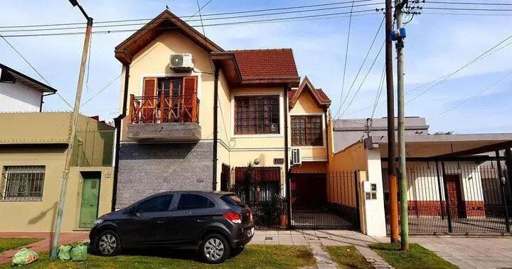 Casa · 330m² · 6 Ambientes · 2 Cocheras