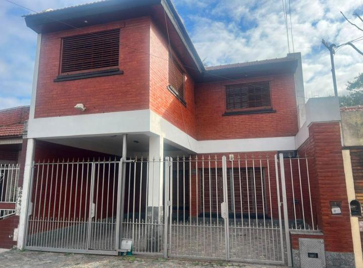 Casa · 211m² · 7 Ambientes · 2 Cocheras