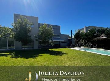 Casa · 950m² · 6 Ambientes · 2 Cocheras · Casa a La Laguna en Venta 5 Ambientes en Esquina Barrio El Canton Islas