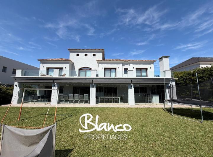 Casa · 535m² · 6 Ambientes · 2 Cocheras