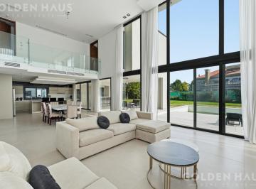 Casa · 1150m² · 5 Ambientes · 2 Cocheras · Casa a Estrenar con Piscina y 3 Dorm. en Suite en Barrio Valdevez.