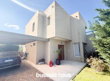 Casa · 200m² · 6 Ambientes · Casa en Venta en Canton Puerto con 3 Dorm. y Pileta Lote Central