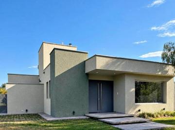 Casa · 220m² · 5 Ambientes · Casa en Venta Apta Crédito