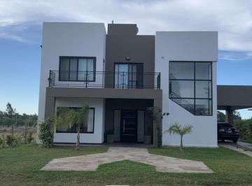 Casa · 150m² · 4 Ambientes · 2 Cocheras · Casa 3 Dorm. con Piscina en Los Bretes