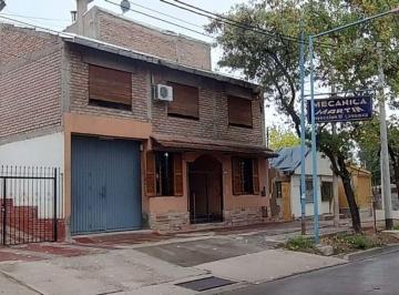 Casa · 186m² · 6 Ambientes · 1 Cochera · Casa con Galpón y Patio en Godoy Cruz Mendoza