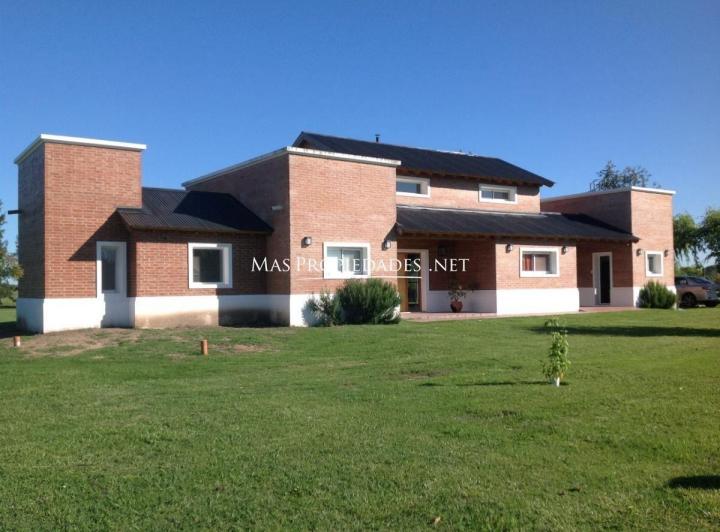 Casa · 180m² · 4 Ambientes · 1 Cochera