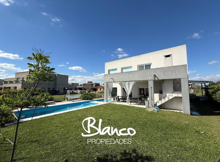 Casa · 247m² · 5 Ambientes · 1 Cochera
