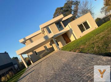 Casa · 340m² · 7 Ambientes · Casa en Alquiler - 4 Dorm. 3 Baños - 719 m - Berazategui
