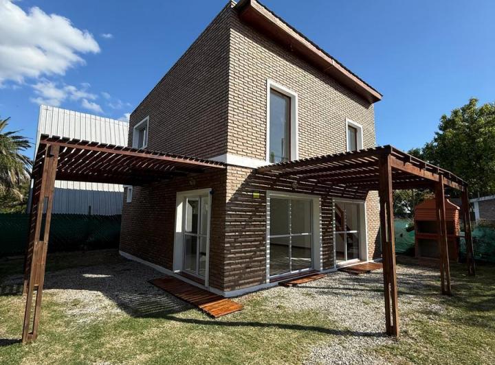 Casa · 2 Dormitorios · 1 Cochera