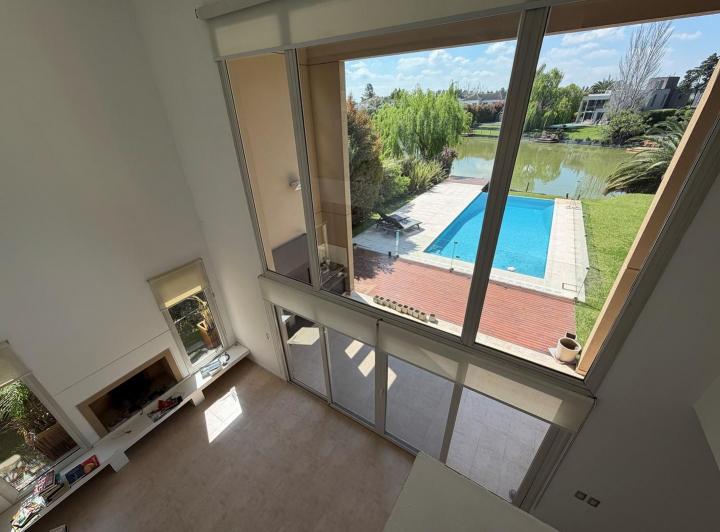 Casa · 270m² · 6 Ambientes · 2 Cocheras