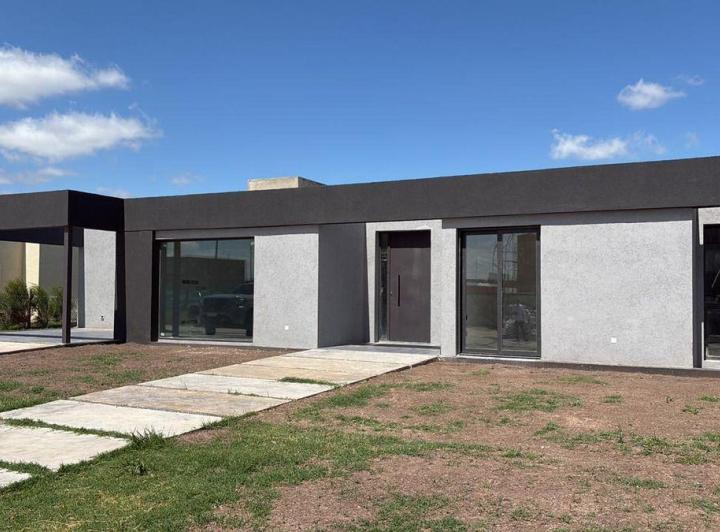 Casa · 145m² · 5 Ambientes · 2 Cocheras