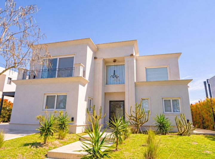 Casa · 300m² · 5 Ambientes · 2 Cocheras