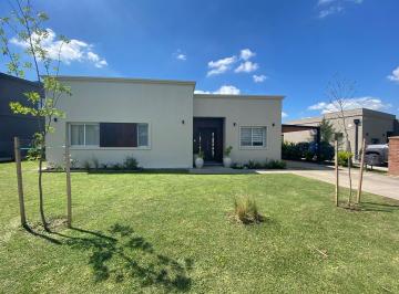 Casa · 144m² · 4 Ambientes · 2 Cocheras · Venta Casa 5 Ambientes con Pileta y Cochera Bº Santo Tomas