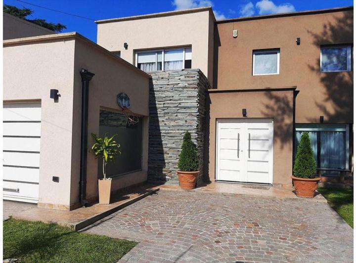 Casa · 350m² · 5 Ambientes · 2 Cocheras