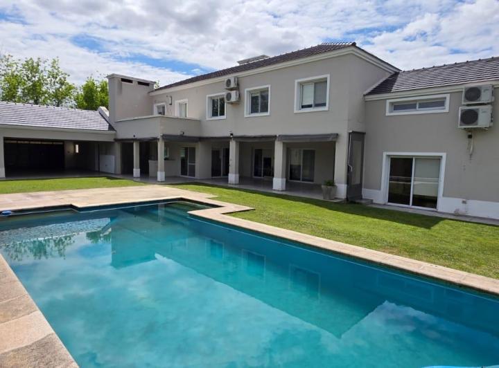 Casa · 520m² · 10 Ambientes · 3 Cocheras