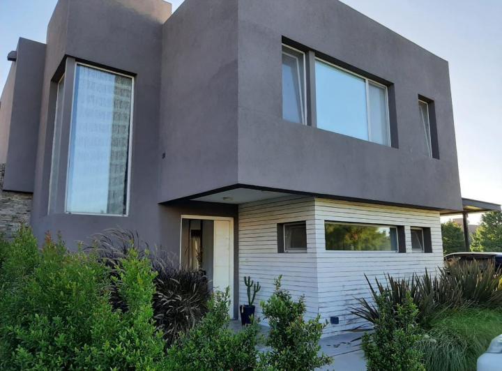 Casa · 230m² · 6 Ambientes · 2 Cocheras