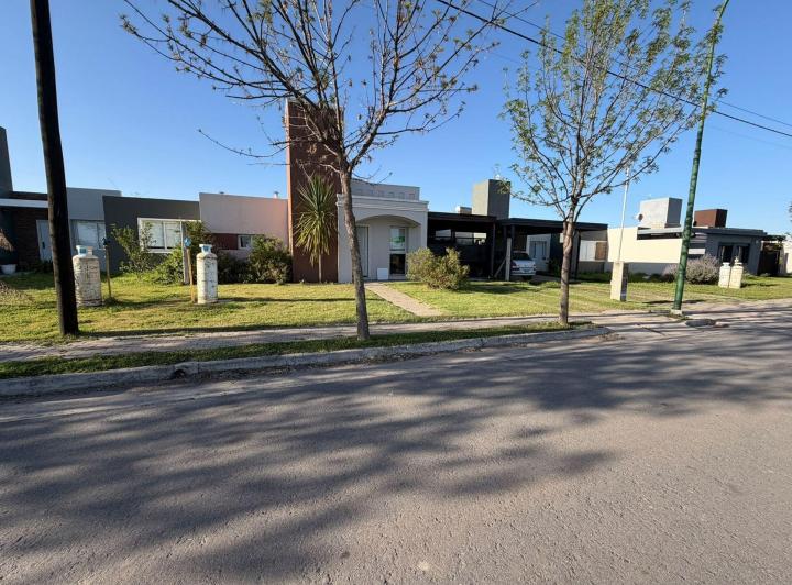 Casa · 182m² · 5 Ambientes · 2 Cocheras