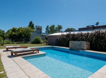Casa · 142m² · 4 Ambientes · 2 Cocheras · Casa Moderna de 3/4 Dorm. con Pileta y Coch