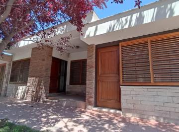 Casa · 260m² · 8 Ambientes · 3 Cocheras · Casa en Venta | Doble Frente | Calle Guiñazú, Luján de Cuyo