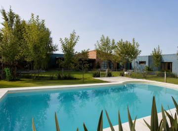 Casa · 325m² · 6 Ambientes · 4 Cocheras · Casa en Venta Barrio La Cañada