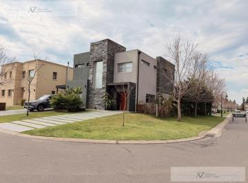 Casa · 240m² · 5 Ambientes · 3 Cocheras · Casa en Nordelta