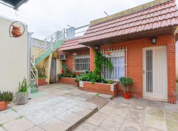 Casa · 250m² · 4 Ambientes · 3 Cocheras · Venta Casa Multifamiliar y Galpón. Caseros