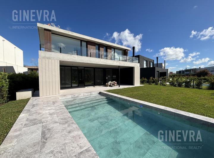 Casa · 300m² · 6 Ambientes · 2 Cocheras