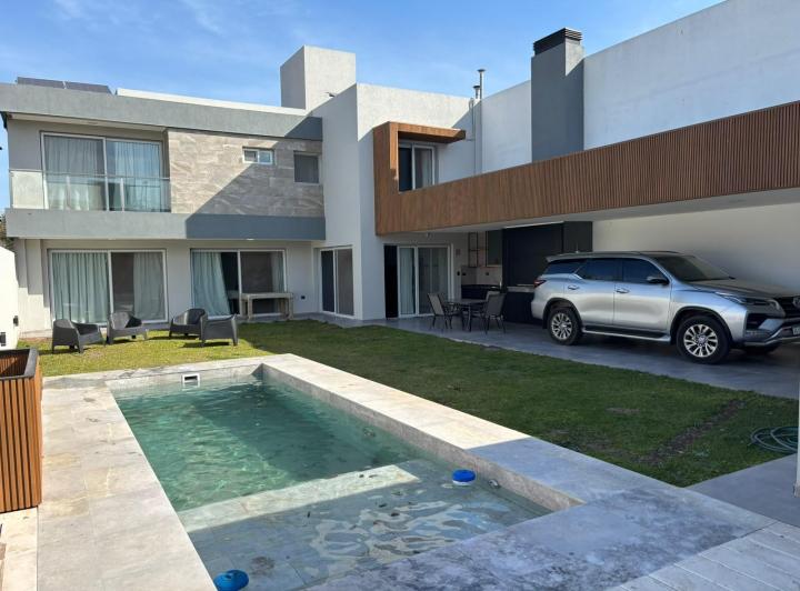 Casa · 294m² · 8 Ambientes · 1 Cochera