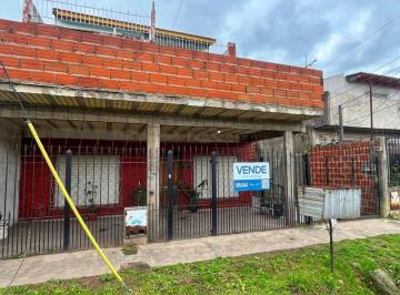 Casa de 11 ambientes, Lomas de Zamora · Propiedad con 4 Viviendas en Venta en Villa Fiorito