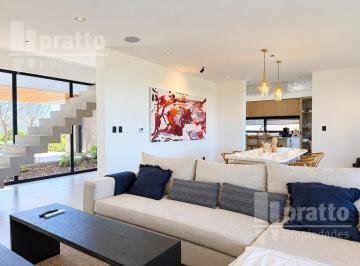 Casa · 240m² · 5 Ambientes · 1 Cochera · Casa en Venta de 3 Dorm. en El Cantón Golf