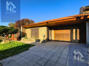 Casa · 160m² · 4 Ambientes · 1 Cochera · Casa en Venta 4 Ambientes en Luis Guillon con Quincho y Garage