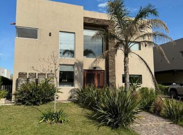 Casa · 220m² · 4 Ambientes · 3 Cocheras · Casa en Las Tipas